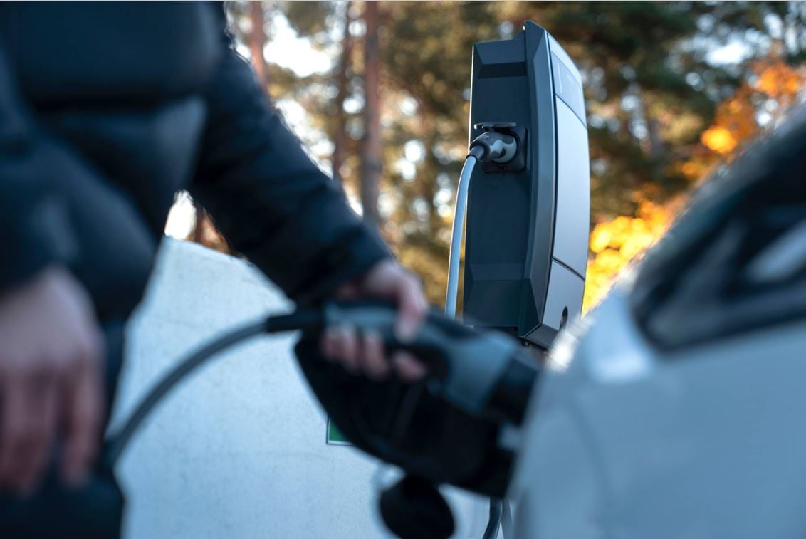 Wie lade ich ein Elektrofahrzeug (EV) auf?