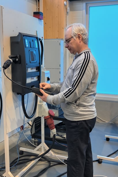 Fiboxin Hannu Lehto tuotekehityslaboratoriossa