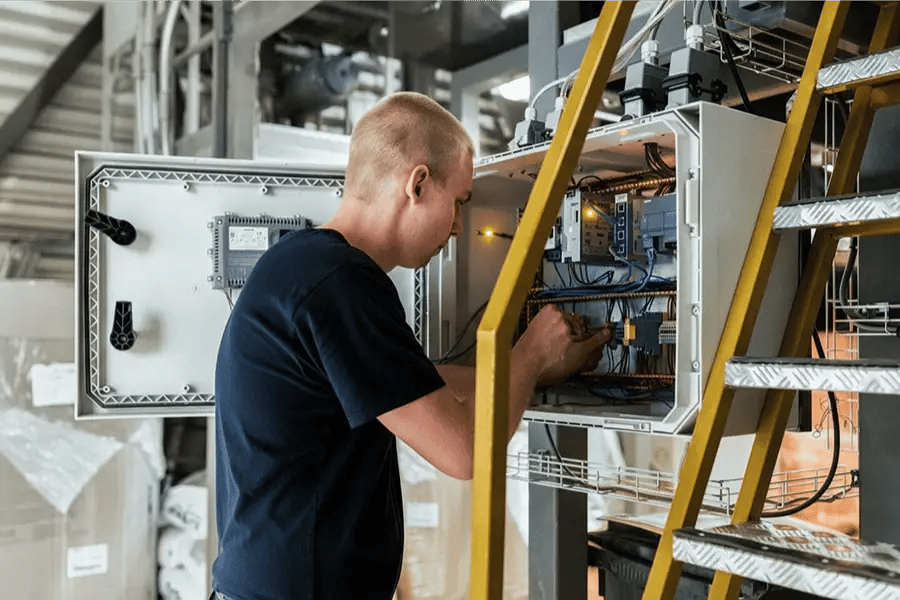 installer-working-with-cabinet