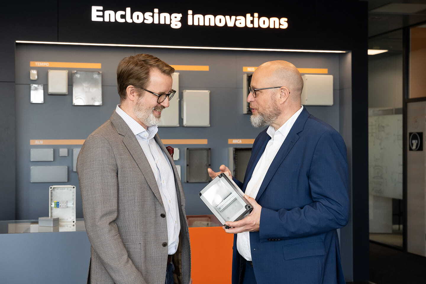 Pasi Niittymäki og Markus Hettig diskuterer kapslinger og kabinetter