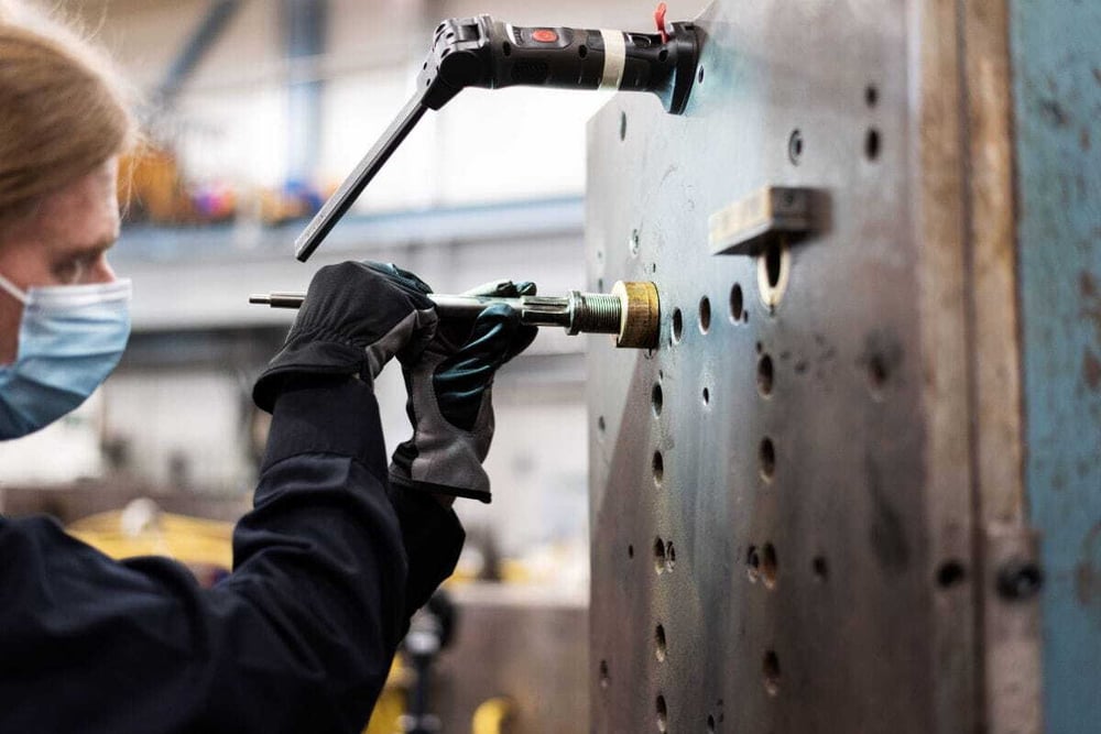 Fibox-Mitarbeiter bei der Arbeit an einer maßgefertigten Spritzgussform