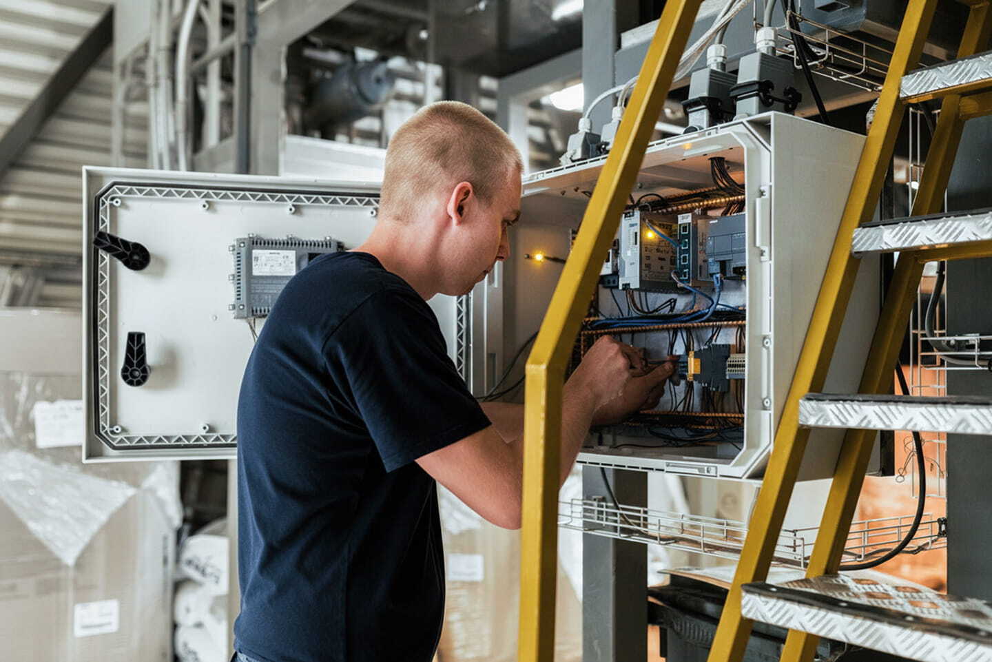 installer-working-with-cabinet