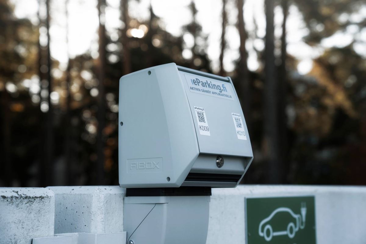 Fiboxin Heat'n'Charge Smart -hidaslatauslaite yrityspuiston pysäköintialueella